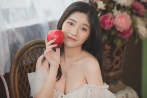 gái xinh mặc áo trễ vai